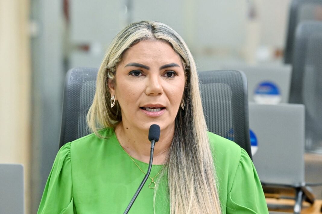 Eudiane Macedo quer filiação de marido ao PV