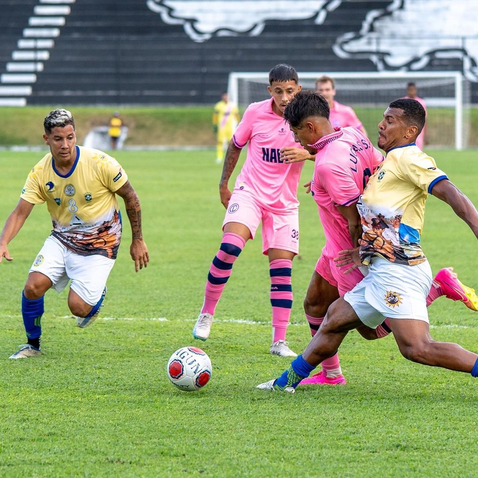 Parnamirim (amarelo) venceu o Laguna por 3 a 2 — Foto: Jonathan Holanda