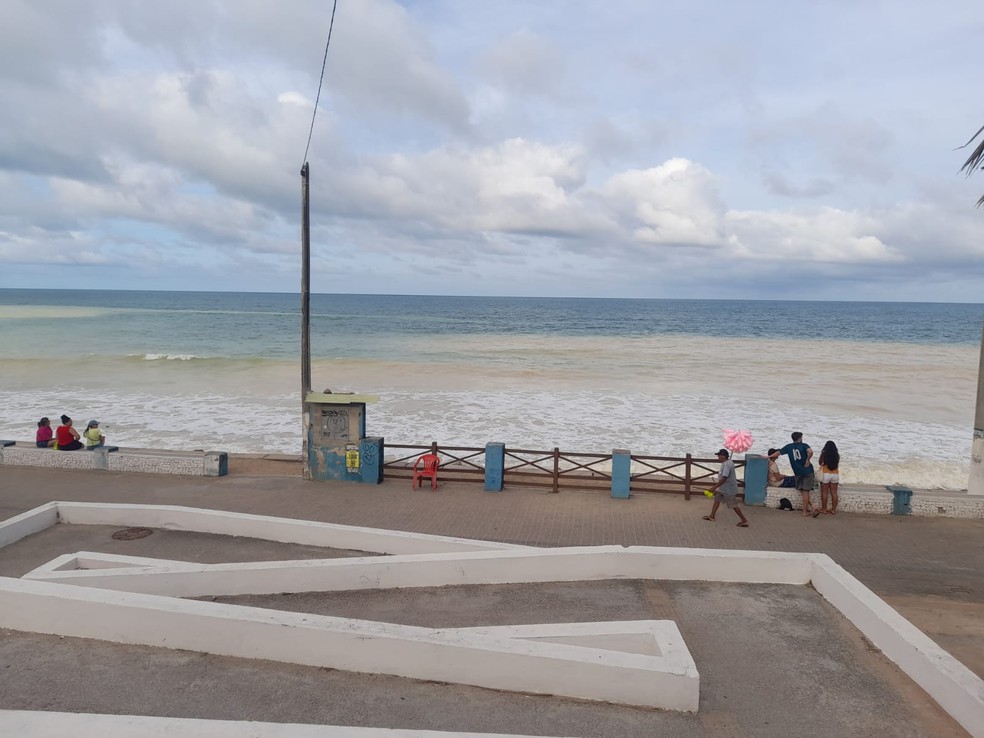 'Mancha' turva no mar de Ponta de Negra chama atenção de banhistas — Foto: Vanessa Camilo / Inter TV Cabugi