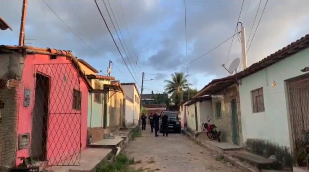 Três suspeitos de assaltar casas e comércios vestidos de policiais são presos no RN — Foto: Foto: Reprodução/Polícia Civil do RN