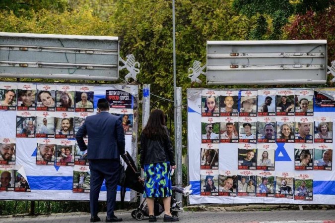 Reféns mantidos pelo Hamas. Foto: John MACDOUGALL / AFP