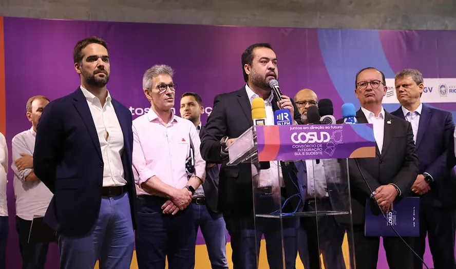 Os governadores Eduardo Leite (RS), Romeu Zema (MG), Claudio Castro (RJ), Jorginho Mello (SC) e Tarcísio de Freitas (SP) no Encontro do Consórcio de Integração Sul Sudeste (Cosud), no Rio de Janeiro — Foto: Divulgação/Governo do Estado do Rio de Janeiro