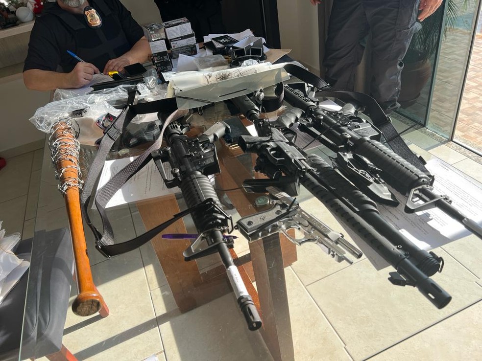 Dinheiro, armas e bens de luxo são apreendidos em ação contra tráfico internacional de drogas em 4 estados — Foto: Polícia Federal/Divulgação