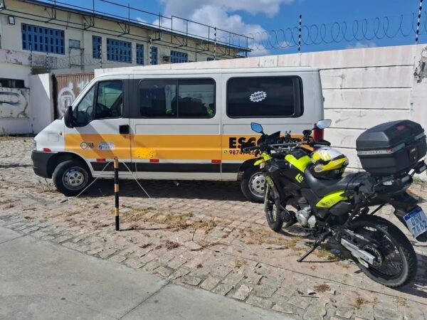 Criança foi esquecida dentro de van escolar em Natal — Foto: STTU/Divulgação