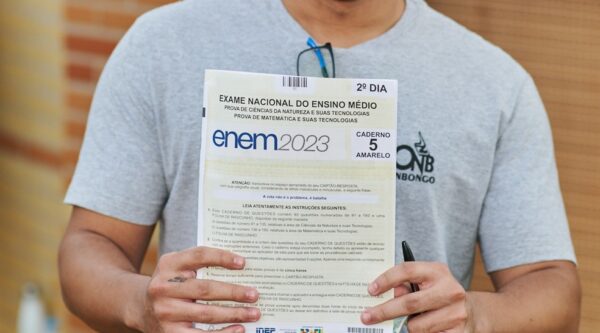 Candidato que perdeu um ou os dois dias de Enem devem solicitar a reaplicação. Na foto, candidato mostra caderno de questão do 2º dia. — Foto: Érico Andrade/g1