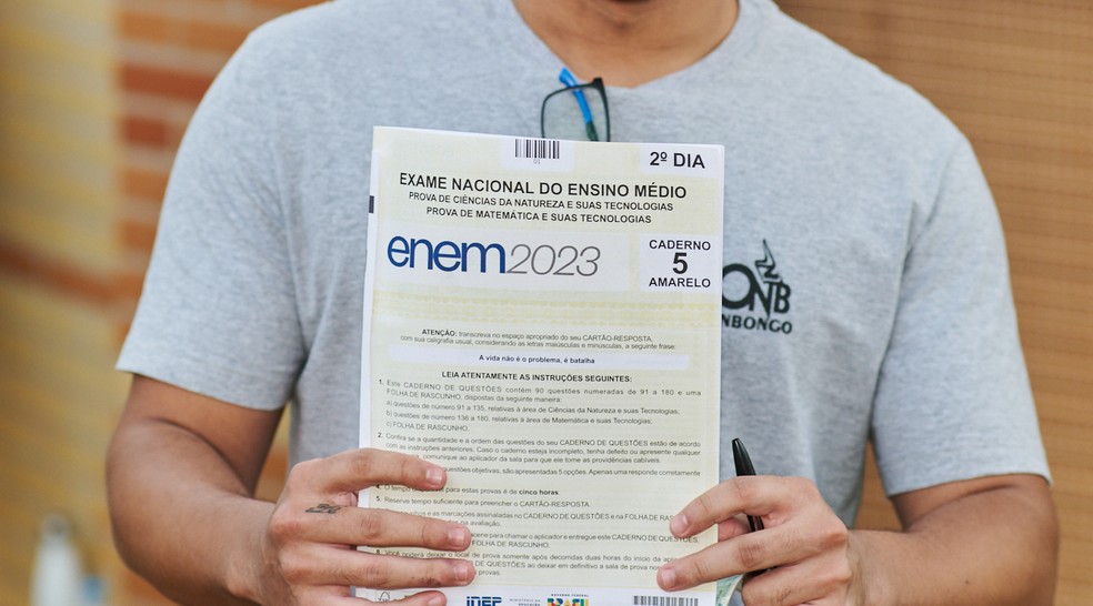 Candidato que perdeu um ou os dois dias de Enem devem solicitar a reaplicação. Na foto, candidato mostra caderno de questão do 2º dia. — Foto: Érico Andrade/g1
