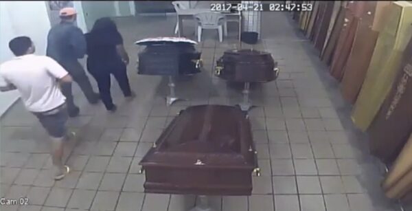 Câmeras de segurança mostram mulher saindo de velório do marido com suspeitos, em São José do Mipibu RN — Foto: Reprodução