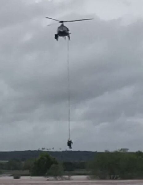 Resgate registrado em São José de Mipibu, após enxurrada — Foto: Reprodução