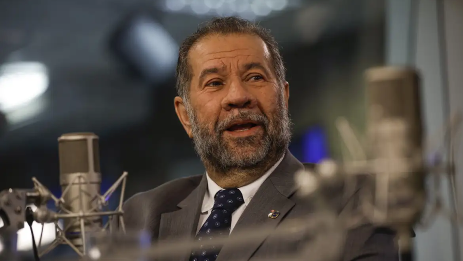 Ministro Carlos Lupi fala de benefícios do INSS. Foto: Joédson Alves/Agência Brasil.