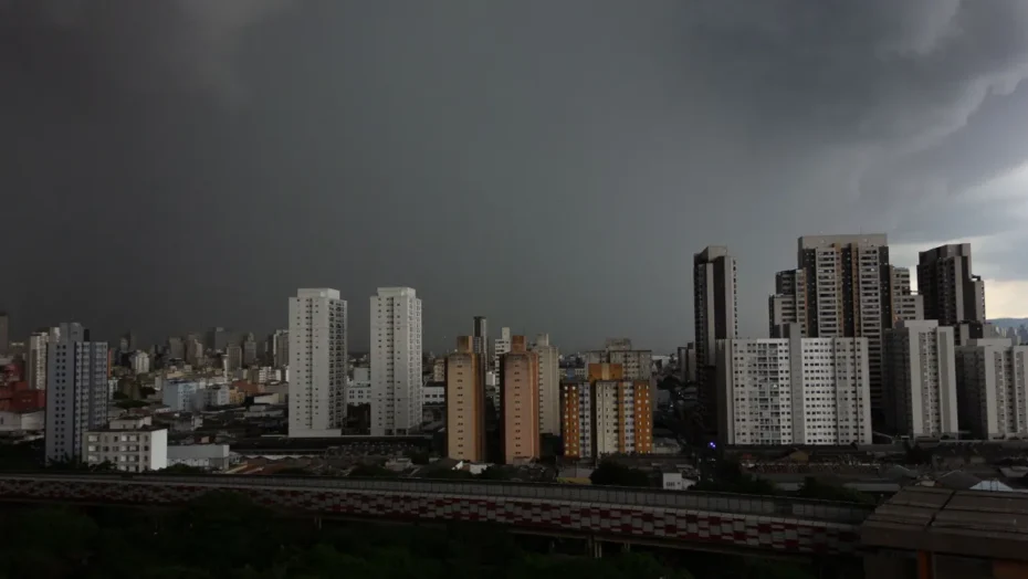 Chuva intensa ainda deixou seis pessoas mortas. Foto: JULIO ZERBATTO/MYPHOTO PRESS/ESTADÃO CONTEÚDO