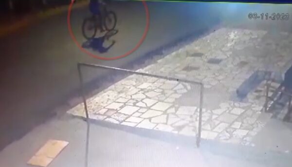 Mulher morre perfurada por vidro de garrafa após queda de bicicleta em Mossoró — Foto: Reprodução