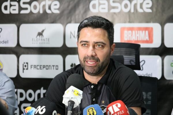 Rafael Lacerda é apresentado pelo ABC — Foto: Augusto César Gomes