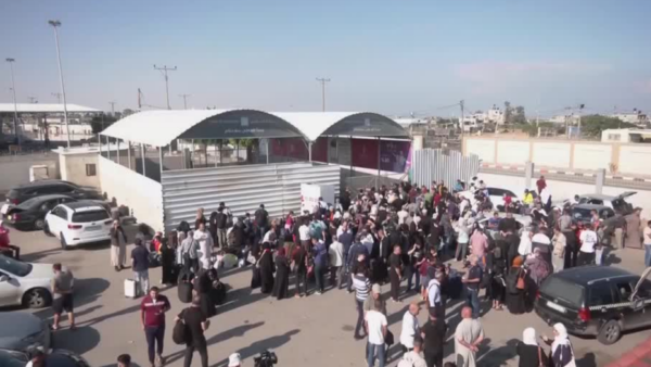 Estrangeiros tentando sair da Faixa de Gaza. Foto: Reuters. egito