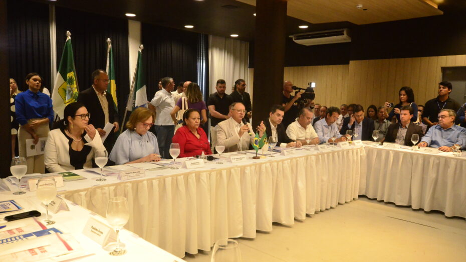 Deputado Benes Leocádio (União Brasil) discursa durante reunião da bancada - Foto: José Aldenir / Agora RN