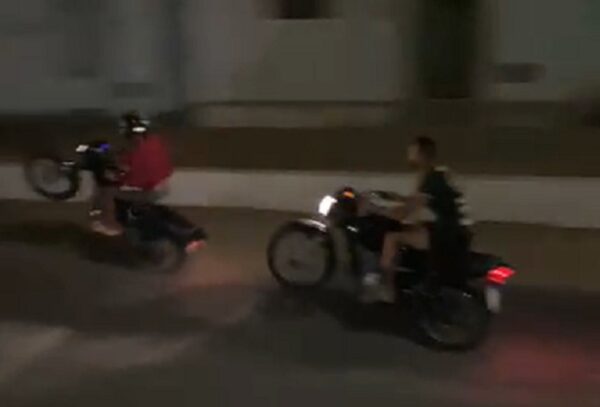 Homens sofrem acidente após empinarem motos em alta velocidade no interior do RN — Foto: Reprodução