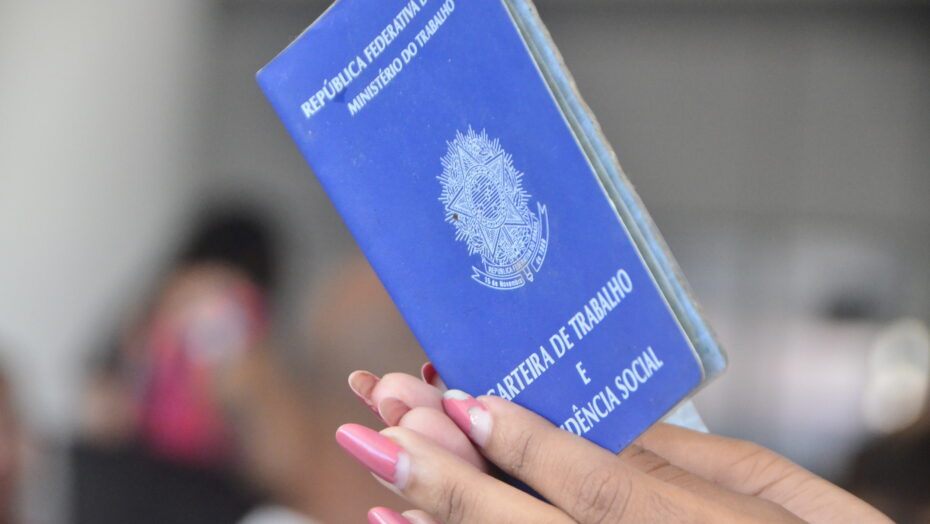 Carteira de trabalho. Foto: José Aldenir/Agora RN.