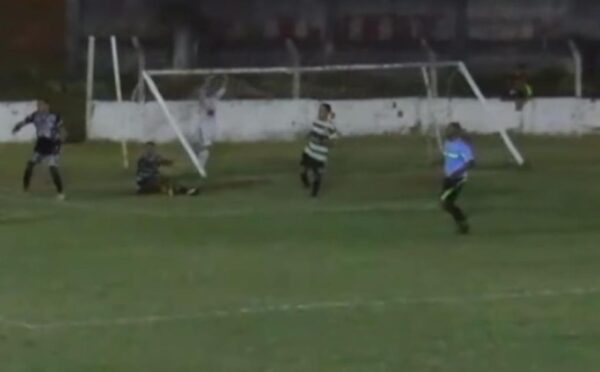 Trave cai sobre jogador durante final de torneio amador no interior do RN — Foto: Reprodução