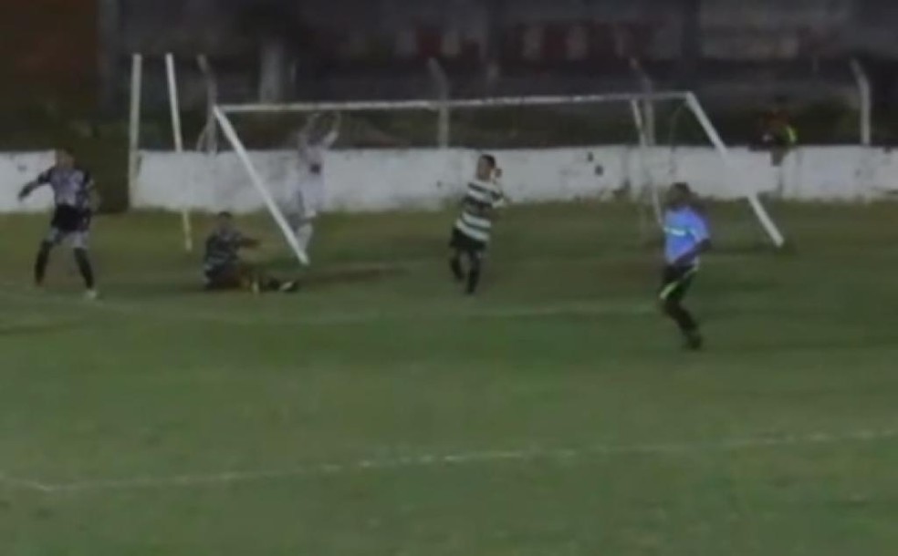 Trave cai sobre jogador durante final de torneio amador no interior do RN — Foto: Reprodução
