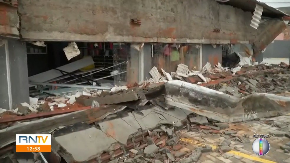 Quatro pessoas ficam feridas após teto de centro comercial cair durante chuvas na Grande Natal — Foto: Reprodução