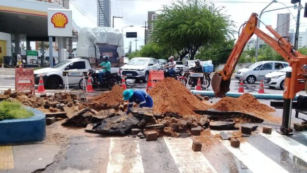 Trecho da Avenida Prudente de Morais foi interditado após rompimento de tubulação da Caern — Foto: STTU/Divulgação