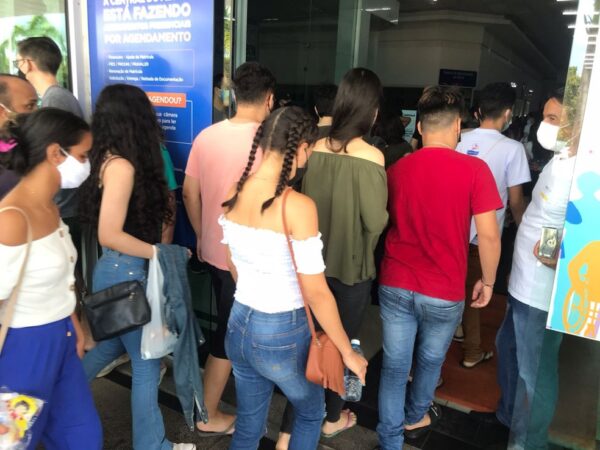 Candidatos chegando para o segundo dia de provas do Enem 2021 — Foto: Geraldo Jerônimo