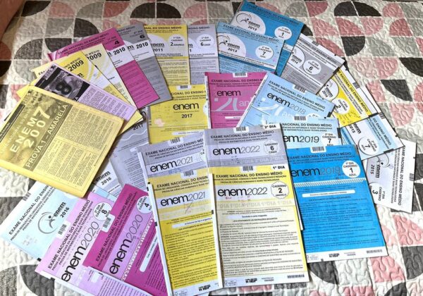 Cadernos das provas do Enem desde 2007, guaardadas pela professora Paula Dorti — Foto: Cedida