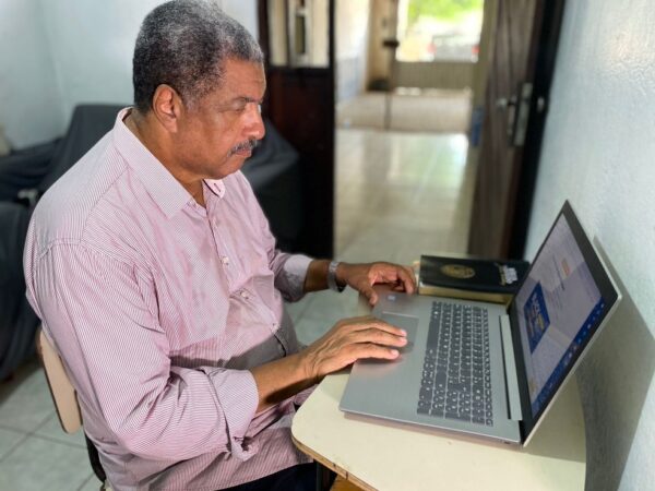João Batista Neto é pastor evangélico e vai fazer Enem pela 4ª vez em 2023. — Foto: Pedro Trindade/Inter TV Cabugi