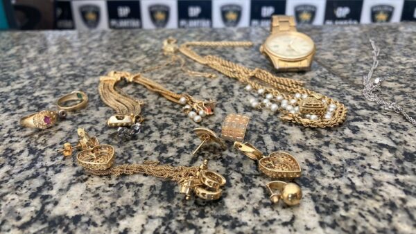 Joias apreendidas com mulher após arrombamento de casa em Mossoró, RN — Foto: Pedro Hugo/Inter TV Cabugi