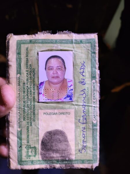 Mulher foi assassinada a tiros na rua atrás de sua casa no bairro Pajuçara, na Zona Norte de Natal — Foto: Cedida