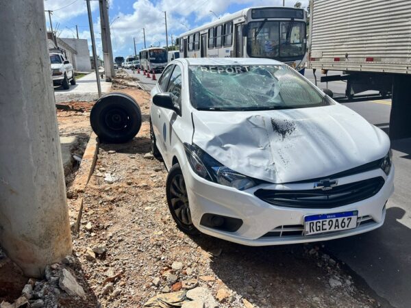 Carro de reportagem da Inter TV atingido por roda que se soltou de ônibus em Natal — Foto: Vinícius Marinho/Inter TV Cabugi