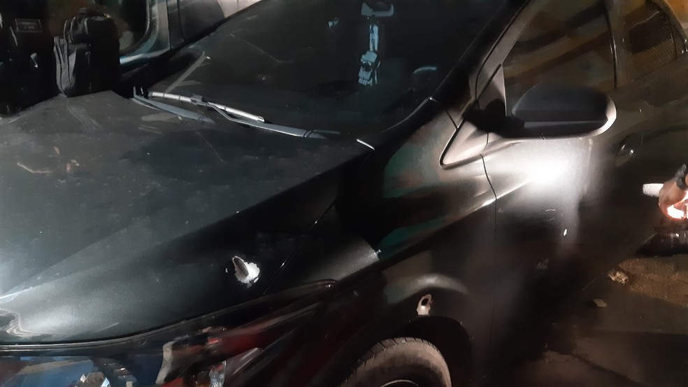 Marcas de tiros no carro do policial militar baleado na noite desta sexta-feira (24) em Natal — Foto: Sérgio Henrique Santos/Inter TV Cabugi