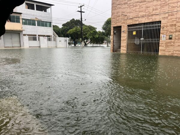 Ruas ficaram alagadas em Natal após fortes chuvas — Foto: Vinicius Marinho/Inter TV Cabugi