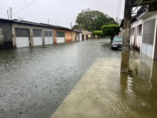 Rua alagada após chuva e transbordamento de lagoa de captação em Natal — Foto: Vinícius Marinho/Inter TV Cabugi