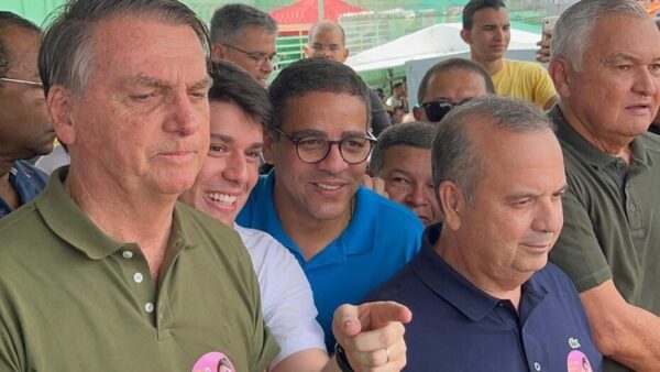 Bolsonaro recebe título de Cidadão Parnamirinense. Foto: Redes Sociais/Wolney França/Reprodução.
