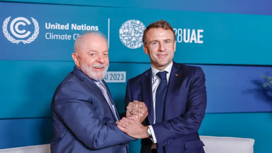 Emmanuel Macron e Lula apertando as mãos / Foto: Ricardo Stuckert