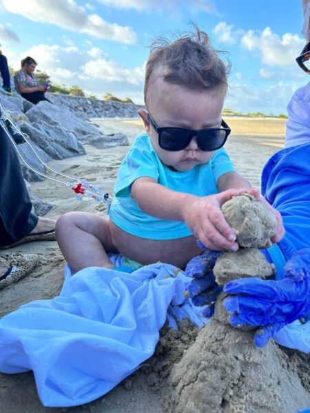 Anthonny, aos dois anos, foi à praia pela primeira vez em novembro — Foto: HUOL/Divulgação