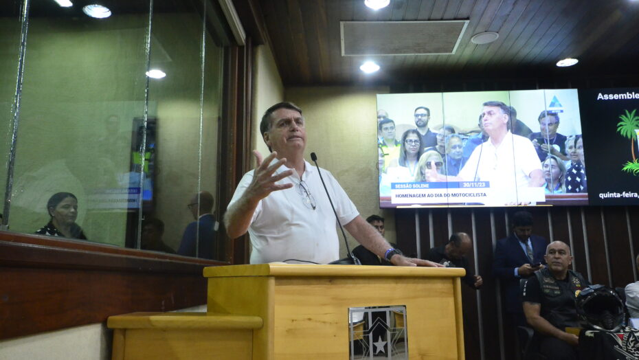 Ex-presidente Jair Bolsonaro durante discurso na tribuna da Assembleia Legislativa na tarde desta quinta-feira 30. Foto: José Aldenir/Agora RN