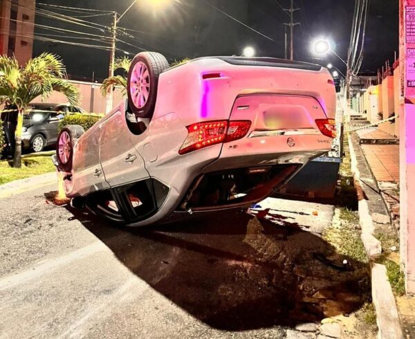 Carro capotou na madrugada desta segunda-feira (4) em Nova Parnamirim — Foto: Nova Parnamirim Notícias/Cedida