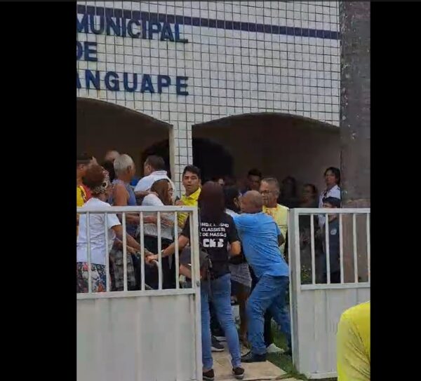 Confusão na porta da Câmara Municipal de Maxaranguape — Foto: Reprodução