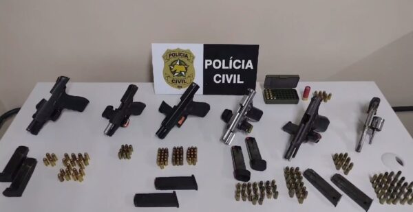 Armamento foi apreendido com suspeitos na Câmara Municipal — Foto: Divulgação