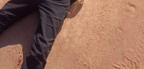 Corpo encontrado na manhã desta quinta-feira (14) em estrada de terra pode ser de suspeito de matar a própria mãe, diz PM — Foto: Reprodução