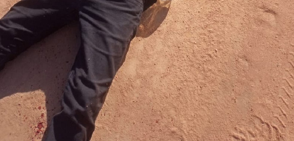 Corpo encontrado na manhã desta quinta-feira (14) em estrada de terra pode ser de suspeito de matar a própria mãe, diz PM — Foto: Reprodução