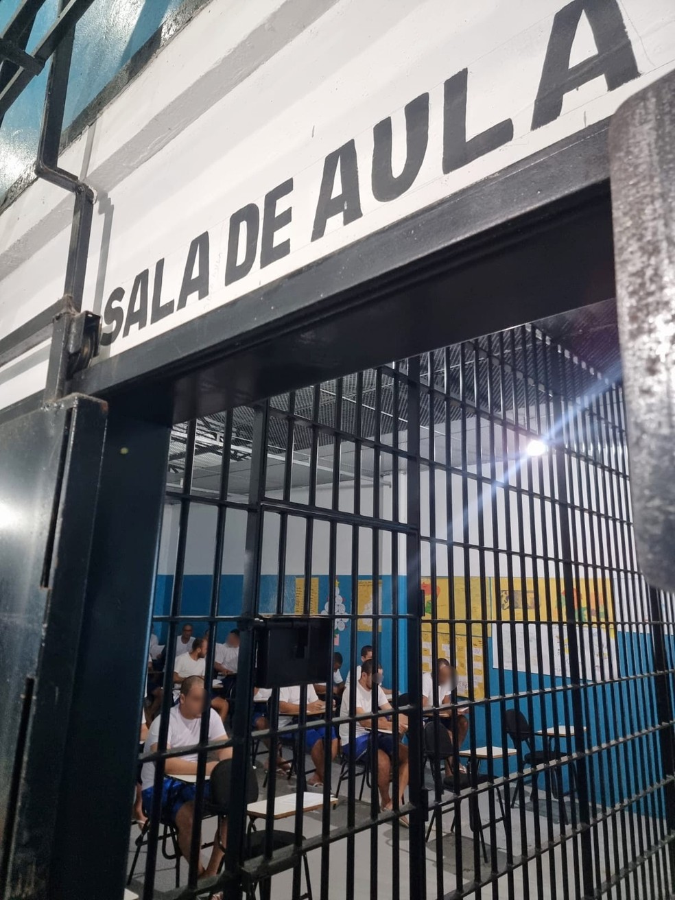 Presos estudam para o Enem PPL — Foto: Augusto Bezerra/Seap