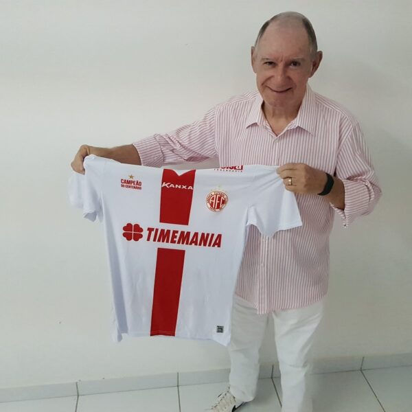 Erandy Montenegro em visita ao América em 2018 — Foto: Antônio Neto/Redes sociais do América FC