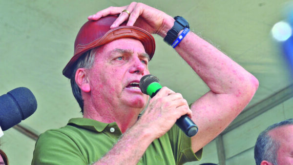 Ex-presidente Jair Bolsonaro veste chapéu de couro durante agenda em Parnamirim. Foto: José Aldenir/Agora RN