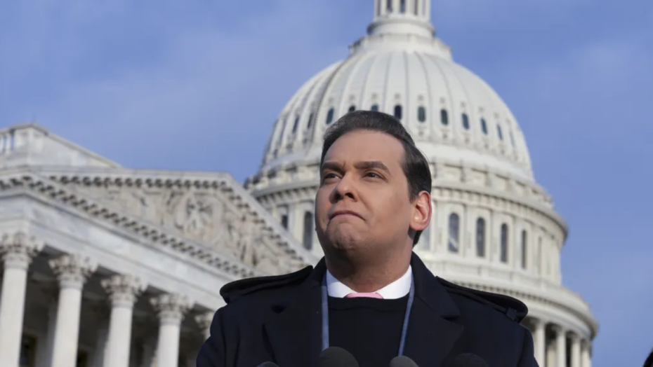 Deputado republicano George Santos na frente do Capitólio em Washington no dia 30 de novembro de 2023 / Foto: J. Scott Applewhite/AP