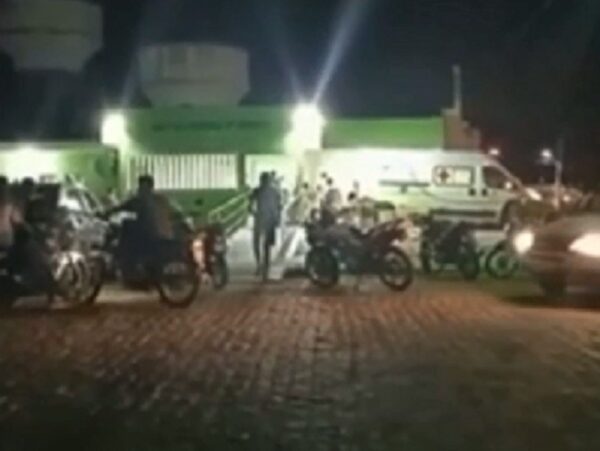 Homem foi socorrido após ser baleado em festa de aniversário de prefeito — Foto: Reprodução