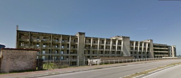 Hotel BRA, obra inacaba na Via Costeira, em Natal (RN) — Foto: Google Street View