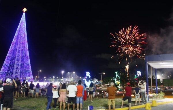 Árvore de Mirassol é acesa em Natal — Foto: Alex Régis