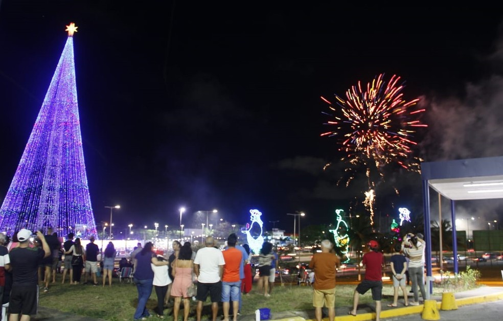 Árvore de Mirassol é acesa em Natal — Foto: Alex Régis